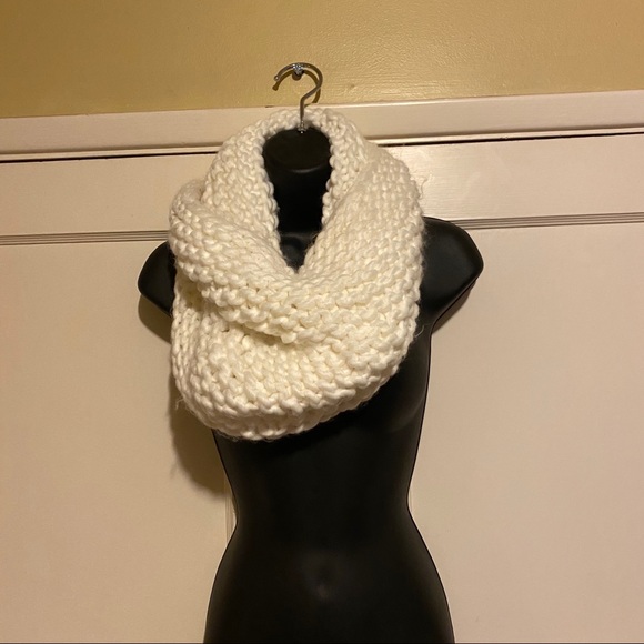 Divided Accessories - *LAST CHANCE*  H&M White Chunky Infinity Scarf